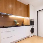 Stylish Flat With Workspace & Garage By Hostwise بورتو