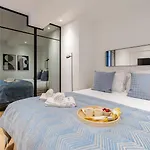 Appartamento Stylish Flat With Workspace & Garage By Hostwise