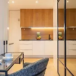Stylish Flat With Workspace & Garage By Hostwise