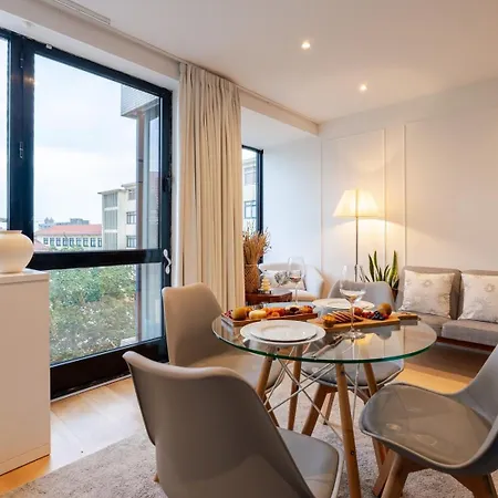 Apartment Stylish Flat With Workspace & Garage By Hostwise