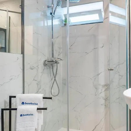 Stylish Flat With Workspace & Garage By Hostwise *