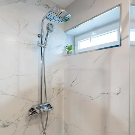 Stylish Flat With Workspace & Garage By Hostwise *