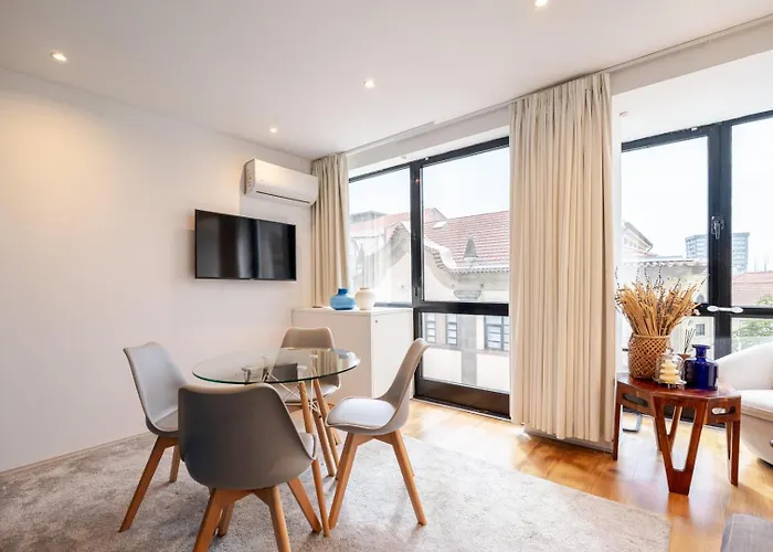 דירה Stylish Flat With Workspace & Garage By Hostwise