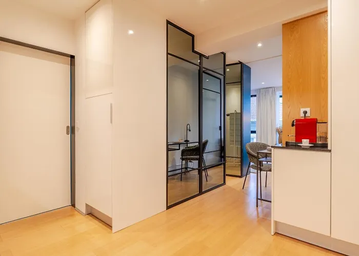 דירה Stylish Flat With Workspace & Garage By Hostwise *