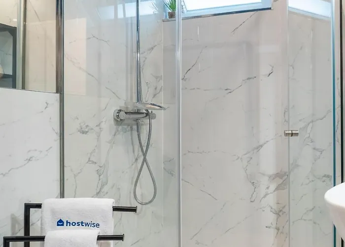 Stylish Flat With Workspace & Garage By Hostwise *