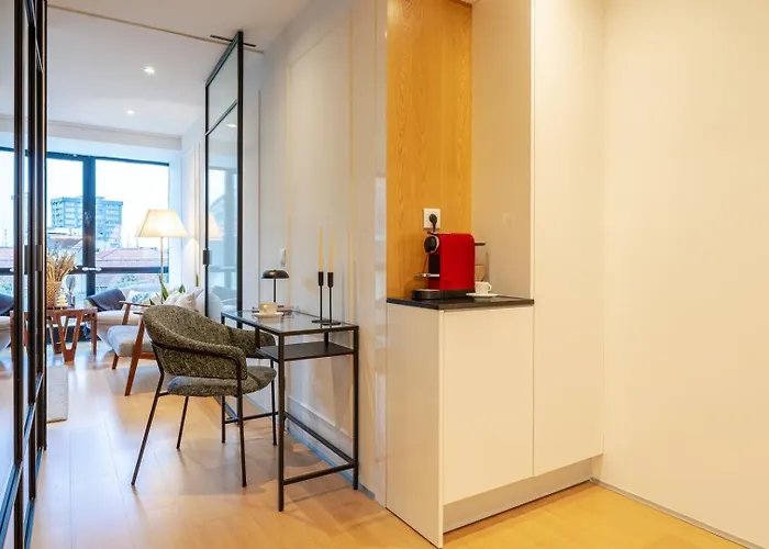 Stylish Flat With Workspace & Garage By Hostwise