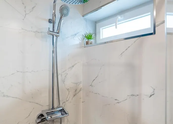 Stylish Flat With Workspace & Garage By Hostwise *